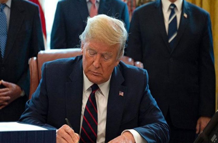 করোনা সহায়তা বিলে স্বাক্ষর করলেন ট্রাম্প 