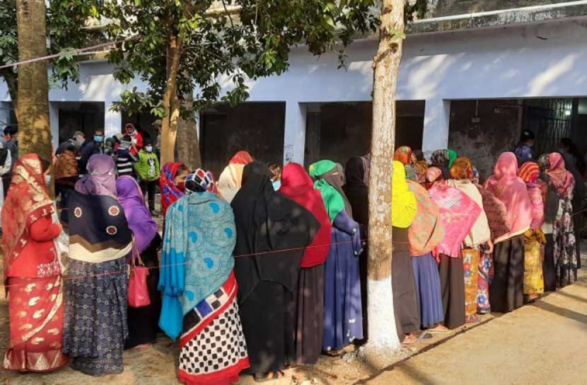 সুষ্ঠু ও সুন্দর পরিবেশে চালনা পৌরসভার ভোট গ্রহণ শুরু