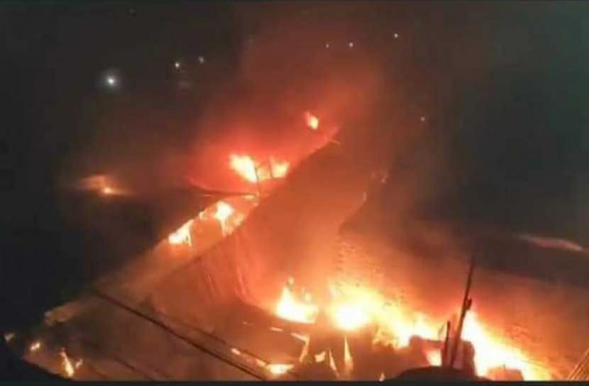 হাটহাজারীতে ভয়াবহ অগ্নিকাণ্ডে ২৫ দোকান পুড়ে ছাই