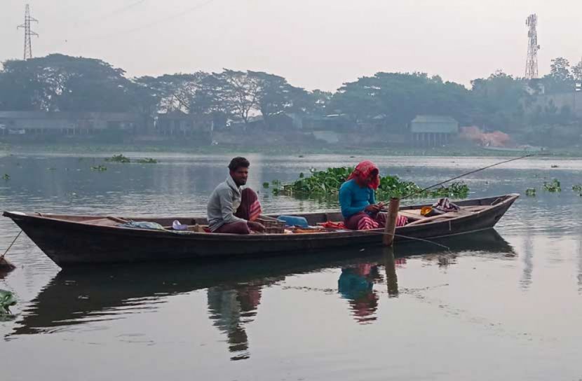 পুঁটি মাছ ধরেই চলে ওদের সংসার