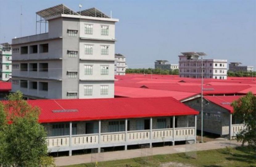 রোহিঙ্গাবহনকারী জাহাজ পৌঁছালো ভাসানচরে 