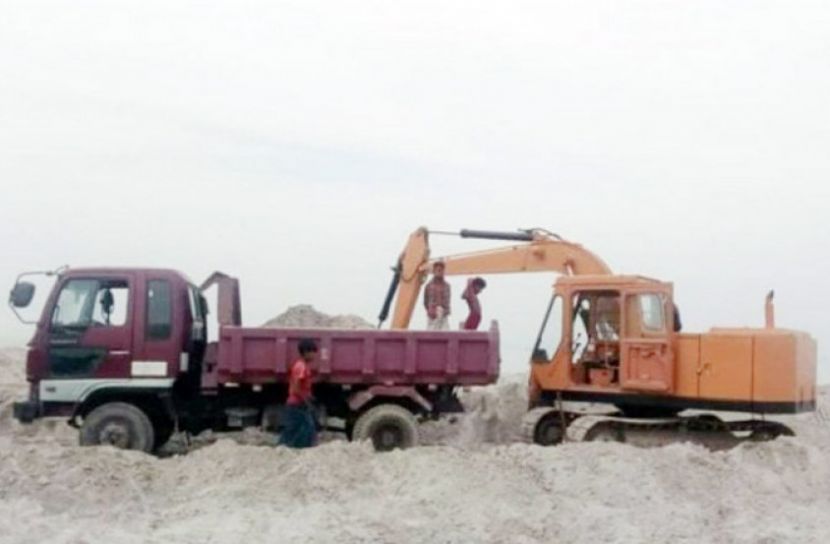 মাটি খেকোদের দখলে পদ্মার চর