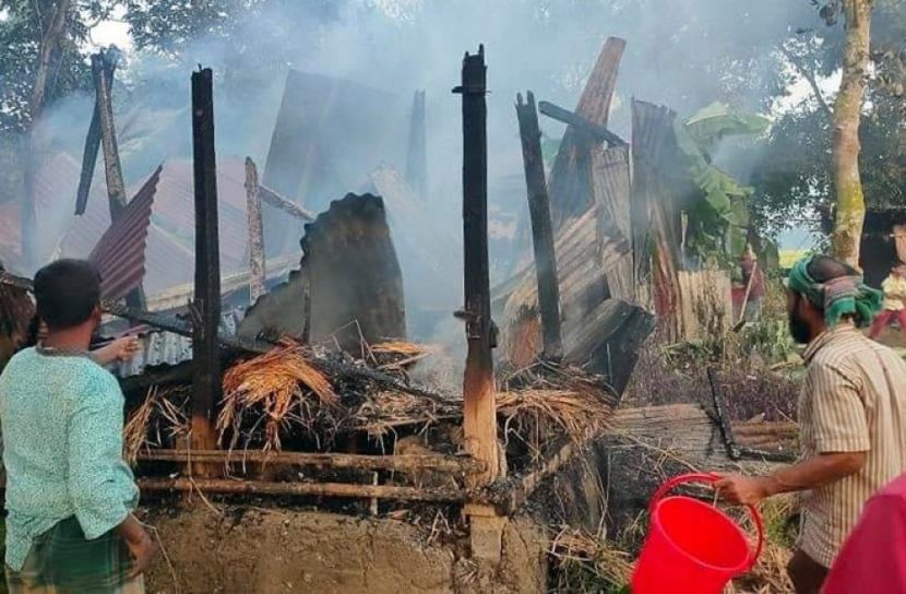 আগুনে পুড়ে ছাই বৃদ্ধের মাথা গোজার ঠাঁই 