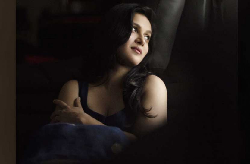 আবেদনময়ী পোশাকে ফের ঝড় তুললেন মিথিলা