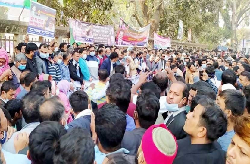 জাতীয় প্রেস ক্লাবের সামনে বিএনপির সমাবেশ চলছে