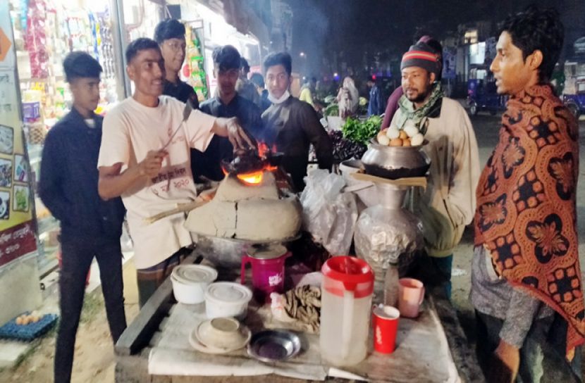 সন্ধ‌্যা নামলেই পিঠার সুগন্ধে ভরে ওঠে শহুরে বাতাস
