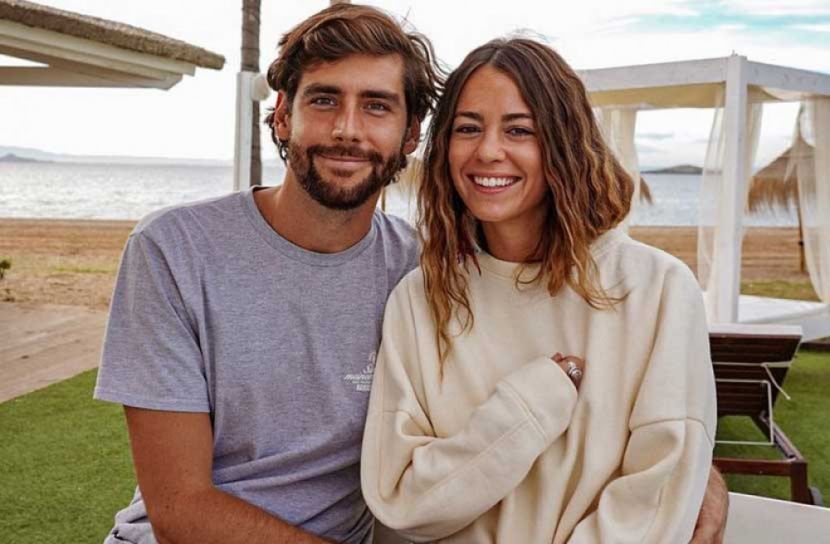 গান করতে গিয়ে চুল পোড়ালেন গায়িকা