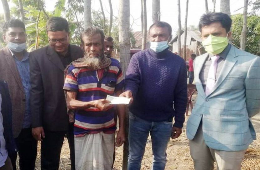 বৃদ্ধকে আর্থিক সহযোগিতা ও বসতঘর দেয়ার প্রতিশ্রুতি 