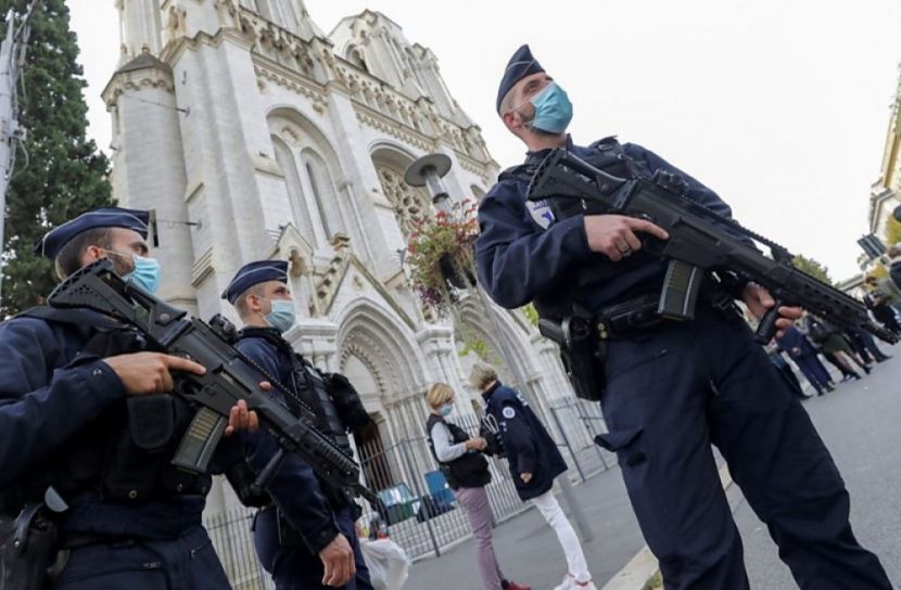 নববর্ষ উদযাপন বন্ধে  ফ্রান্সে পুলিশ মোতায়েন