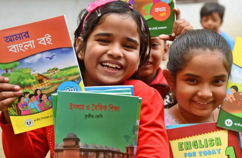 নতুন বই পেয়ে শিশুদের উচ্ছ্বাস