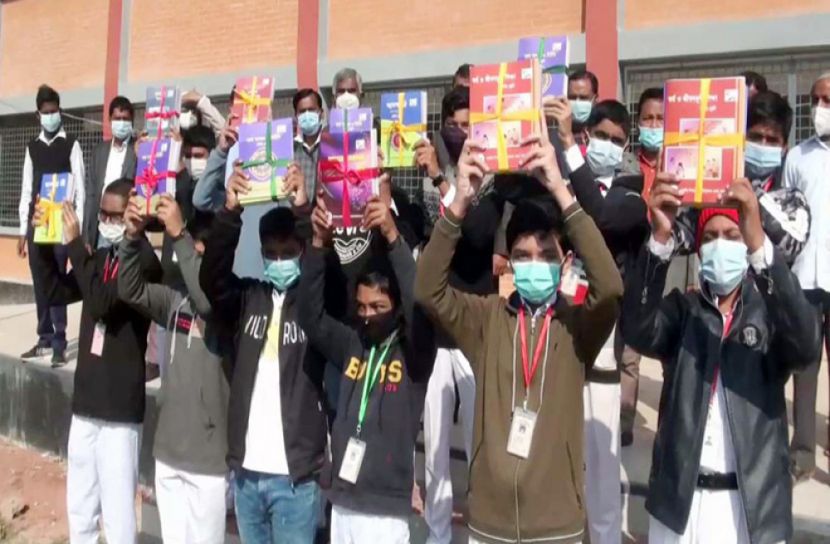 গোপালগঞ্জে ক্ষুদে শিক্ষার্থীদের হাতে নতুন বই