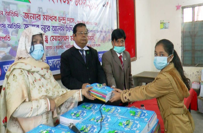 ভোলায় নতুন বছরে নতুন পাঠ্য বই পেলো শিক্ষার্থীরা