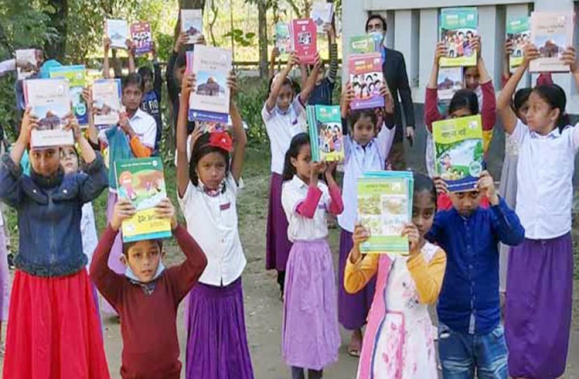 সিলেটে স্বাস্থ্যবিধি মেনে বই বিতরণ