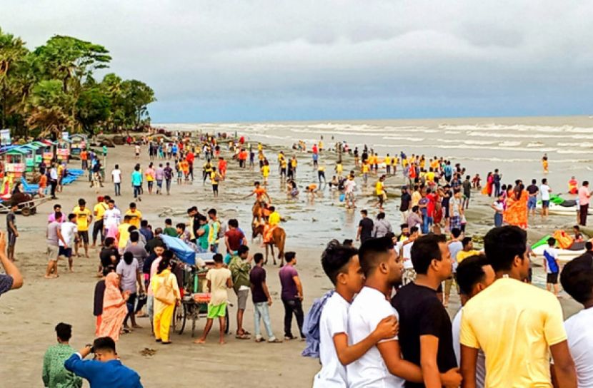 নতুন বছরে কুয়াকাটায় পর্যটকদের উপচে পড়া ভিড়