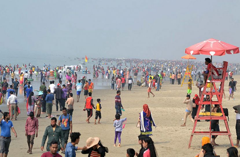 কক্সবাজার সমুদ্রসৈকতে পর্যটকের ঢল