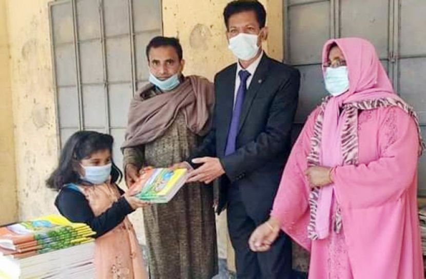 লক্ষ্মীপুরে শিক্ষার্থীদের হাতে ১০ লাখ নতুন বই 