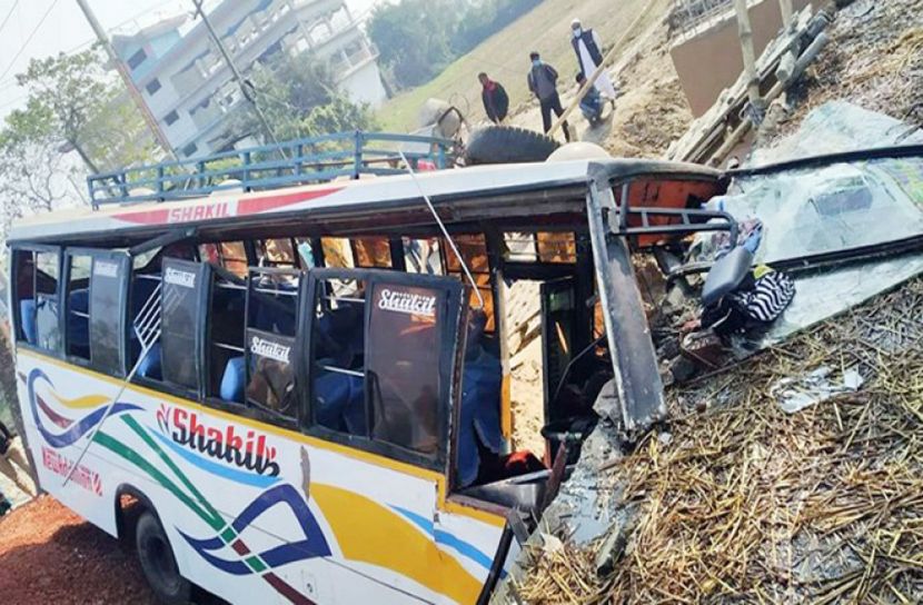 গার্ডারের সঙ্গে বাসের ধাক্কায় নারীর মৃত্যু