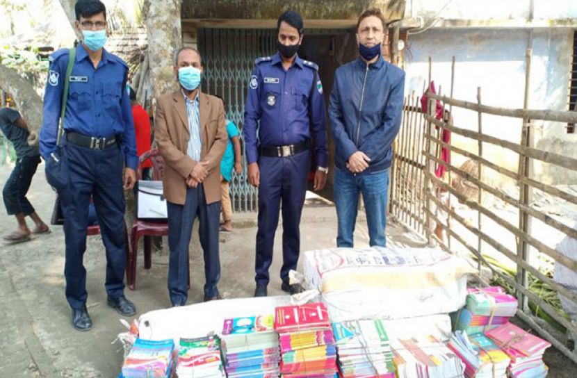 ১ম ও ২য় শ্রেণির ৫ বস্তা সরকারি বই জব্দ 