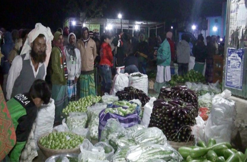 রাতের আড়তে সবজি বিক্রি করে লাভবান চাষিরা