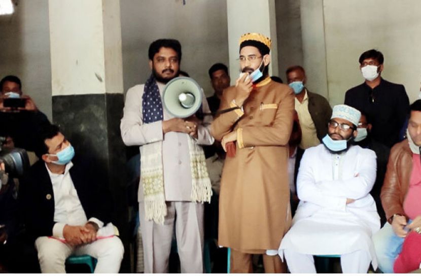 হেলিকপ্টারে সালিশে গিয়ে তোপের মুখে কর্মকর্তারা