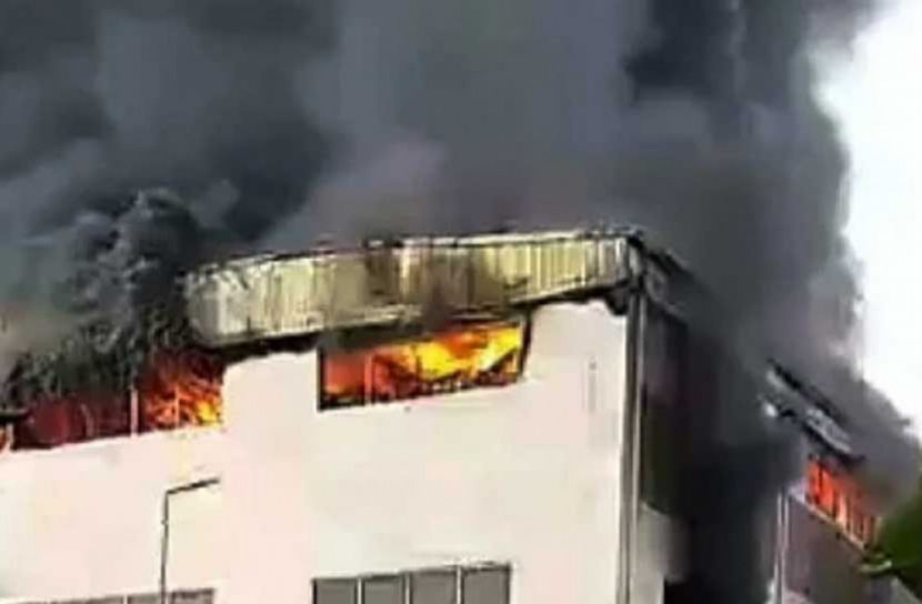 নারায়ণগঞ্জে ব্যাটারি কারখানায় আগুন, নিয়ন্ত্রণে ৭ ইউনিট