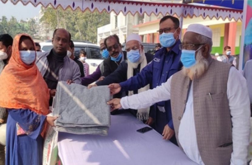 শীতার্ত মানুষের মাঝে কম্বল বিতরণ করলেন লক্ষ্মীপুরের মেয়র