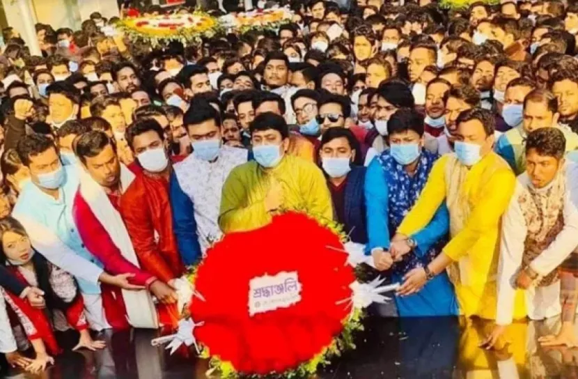 প্রতিষ্ঠাবার্ষিকীতে বঙ্গবন্ধুর প্রতিকৃতিতে ছাত্রলীগের শ্রদ্ধা