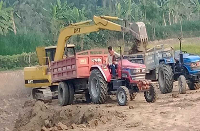 আ.লীগ নেতার বিরুদ্ধে ফসলি জমির মাটি কাটার অভিযোগ