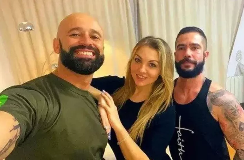 দুই বন্ধুর সংসার সামলাচ্ছেন এক প্রেমিকা