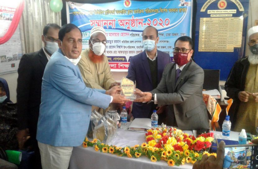 গোপালগঞ্জে বিভিন্ন শিক্ষাপ্রতিষ্ঠানকে সম্মাননা প্রদান
