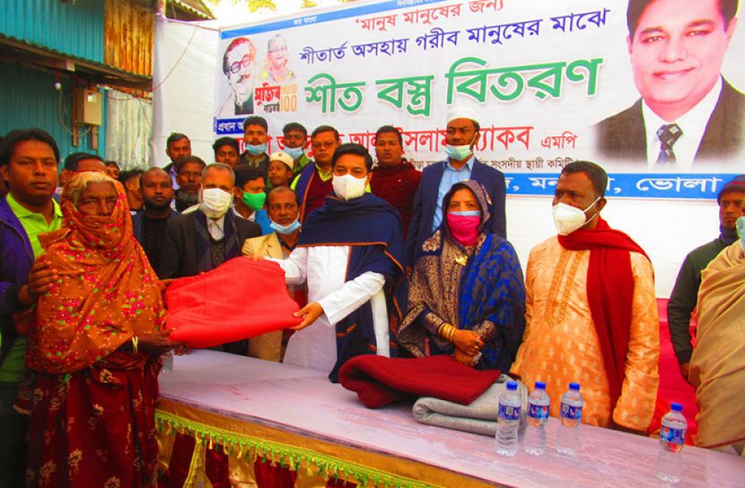 মনপুরায় শীতার্তদের মাঝে শীতবস্ত্র বিতরণ