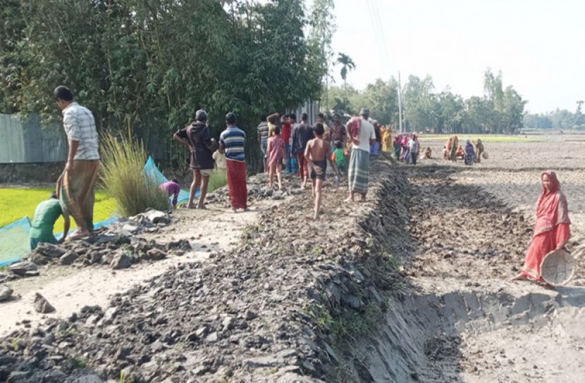 স্বেচ্ছাশ্রমে রাস্তা মেরামত