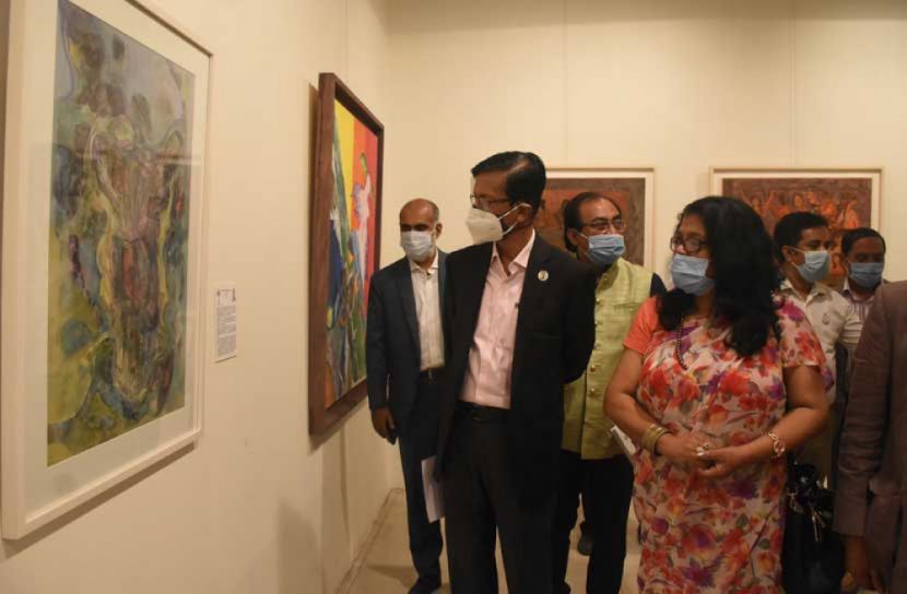 নবীন শিল্পী চারুকলা প্রদর্শনীতে শিল্পরসিকদের ভিড়