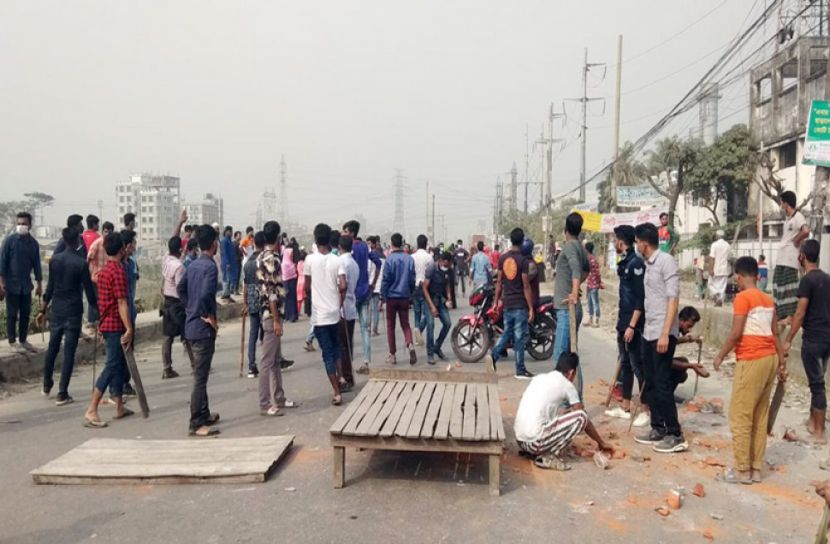 আদমজী ইপিজেডে শ্রমিক অসন্তোষ, পুলিশের লাঠিচার্জ