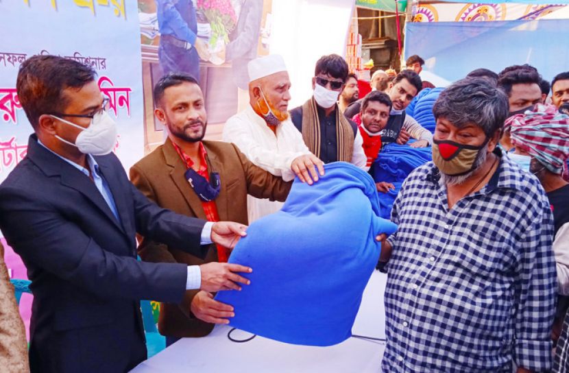 মুন্সীগঞ্জে অতিরিক্ত আইজিপির পক্ষে কম্বল বিতরণ 