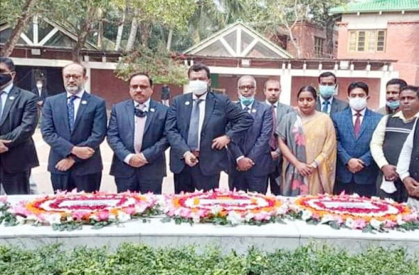 বঙ্গবন্ধু'র সমাধিতে ৫ সচিবের শ্রদ্ধা