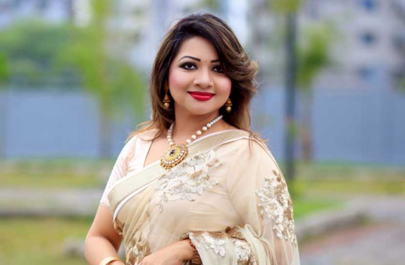 মেয়েরা চমকে দিল আঁখি আলমগীরকে