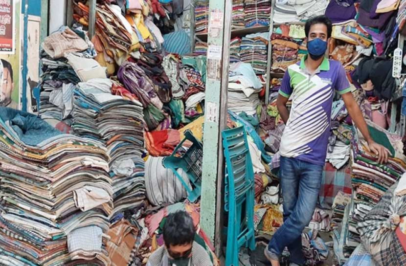 রাজধানীর যেখানে ৩ টাকায় মেলে কামিজ, ৩০ টাকায় শাড়ি