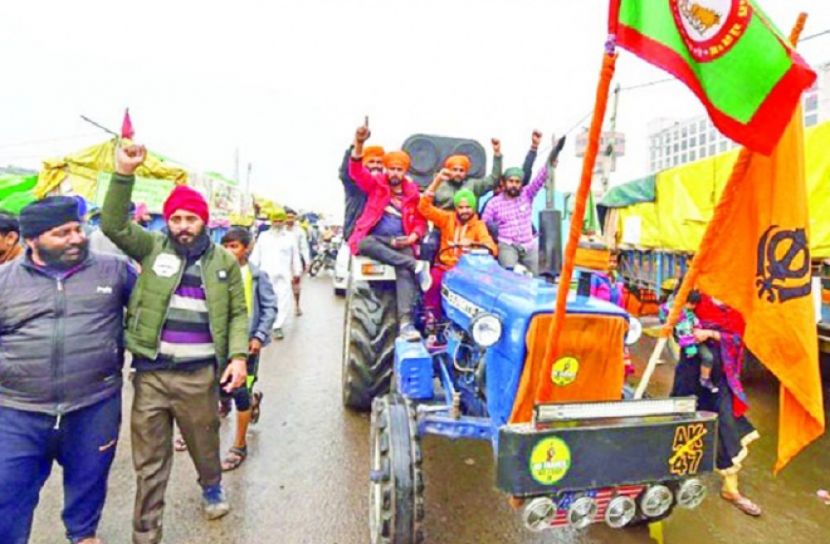 দিল্লির রাজপথে হাজারো কৃষকের ট্রাক্টর মিছিল