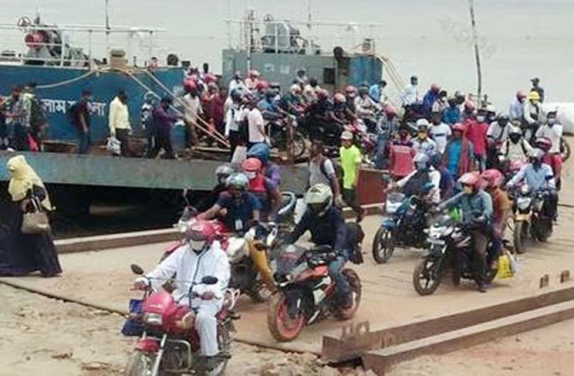পাটুরিয়া-দৌলতদিয়া নৌরুটে মোটরসাইকেল পারাপারে হিড়িক
