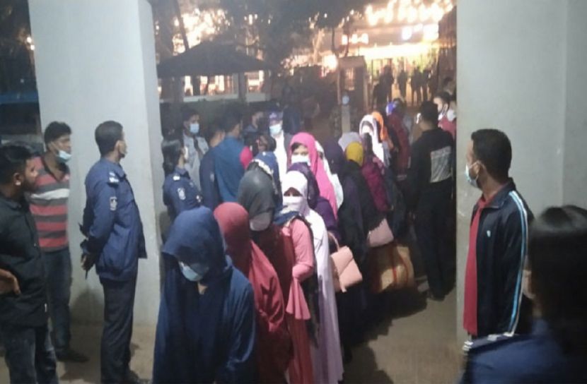 কক্সবাজারে খদ্দের-যৌনকর্মীসহ আটক ৫২