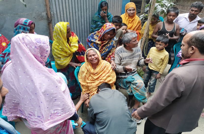 কাঁদছে মা-ছেলে, কাঁদছে গ্রামবাসী