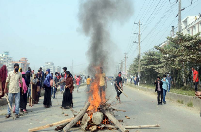 আদমজীতে ফের শ্রমিক বিক্ষোভ, টিয়ার সেল নিক্ষেপ