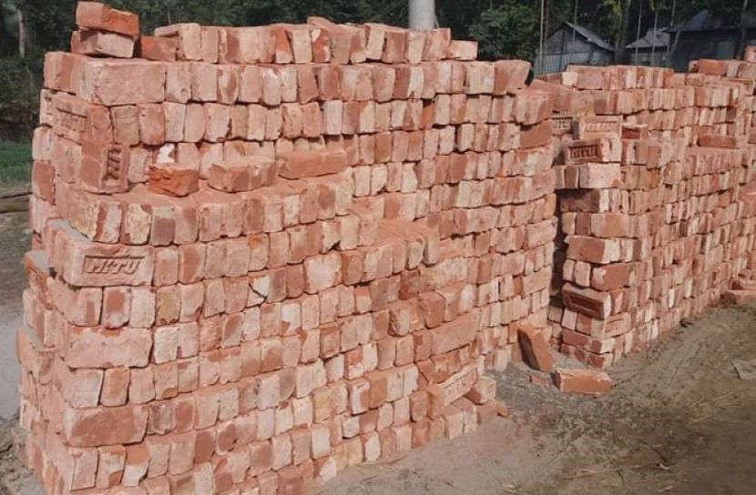 অবশেষে নিম্নমানের ইট ফেরত দিলেন ইউএনও