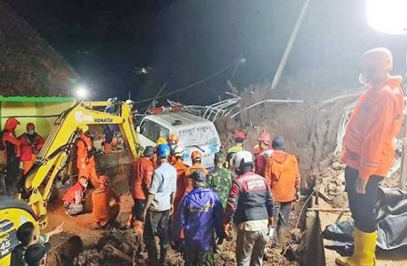 ইন্দোনেশিয়ায় ভূমিধসে নিতহ ১১