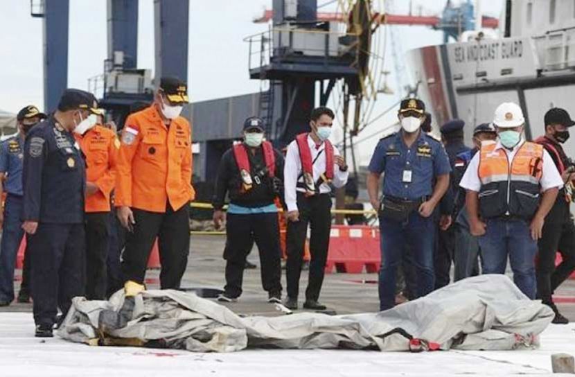 বিধ্বস্ত ইন্দোনেশিয়ান উড়োজাহাজের  ধ্বংসাবশেষ উদ্ধার