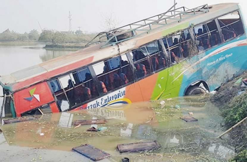 সাতক্ষীরায় মাছের ঘেরে বাস, নিহত ২