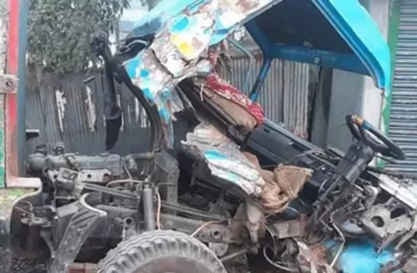 ট্রেনের ধাক্কায় দুমড়ে-মুচড়ে গেল ট্রাক, লাফ দিলেন চালক