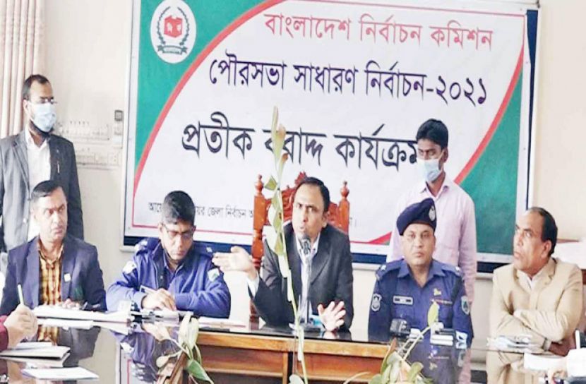 বগুড়ার ৫ পৌরসভায় প্রার্থীদের মাঝে প্রতীক বরাদ্দ