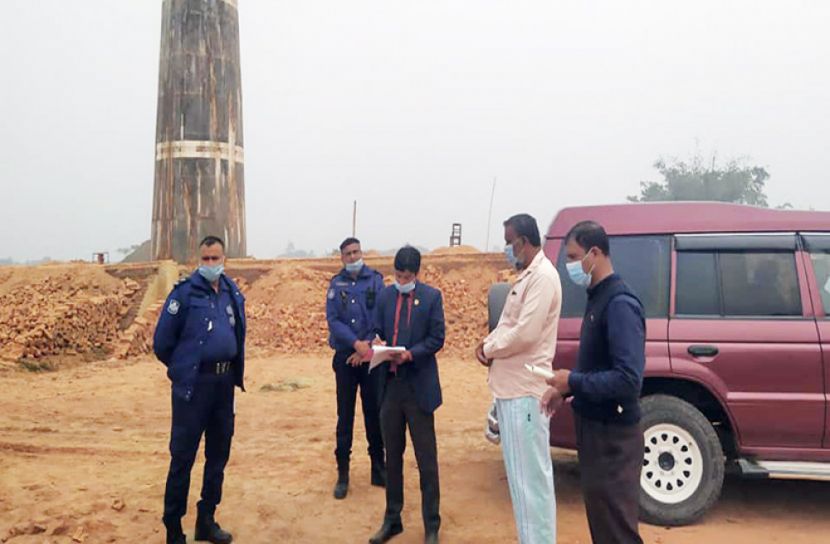 ইটভাটায় কাঠ পোড়ানোর দায়ে জরিমানা